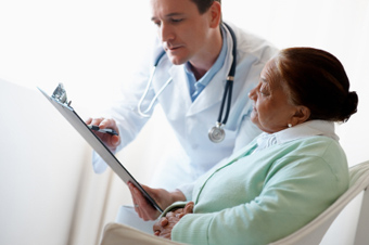 Un metge explica el contingut d'un document a una pacient
