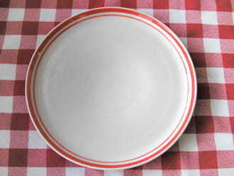 Un plat buit sobre d'una taula