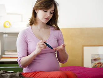 Una dona embarassada es mesura la glucèmia capil·lar
