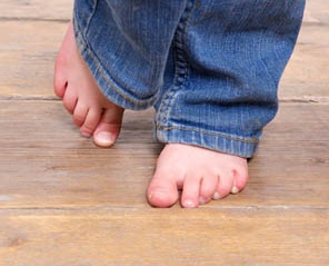 Els peus descalços d'un infant petit