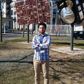 L'Albert, davant de l'Agència Europea de Meteorologia per Satèl·lit (EUMETSAT)