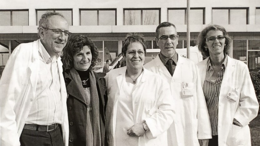 La Montse acompañada de l'equip sanitaria a l'exterior de l'hospital de Bellvitge