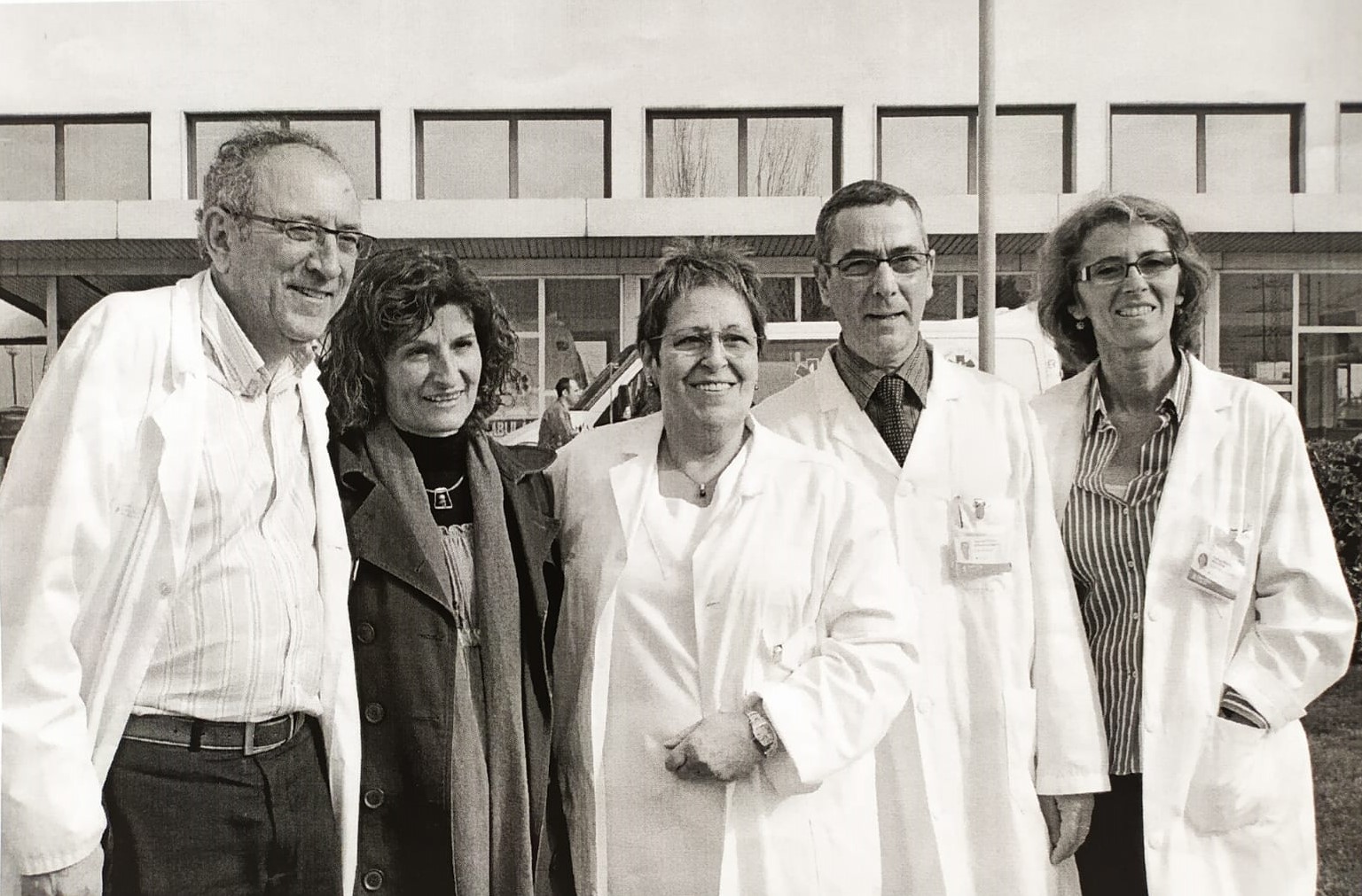 La Montse acompañada de l'equip sanitaria a l'exterior de l'hospital de Bellvitge
