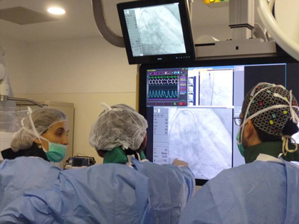 Cirurgians es miren en un monitor el cor d'un pacient durant el procediment d'implantació d'un TAVI