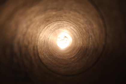Un túnel fosc amb un punt de llum al final