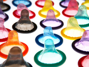 Diversos preservatius de diferents colors