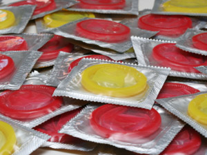 Diversos preservatius de colors amuntegats 