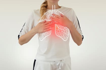 Una dona amb les mans col·locades damunt dels pulmons