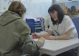 Una metgessa parla amb una pacient a la consulta