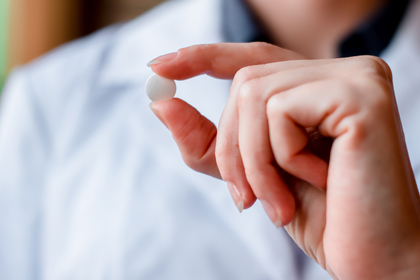La mà d'una professional de la salut sosté una aspirina