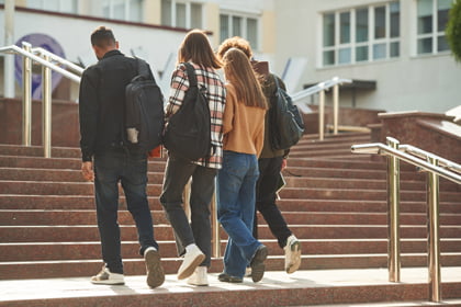 Quatre estudiants pugen les escales per entrar a la universitat