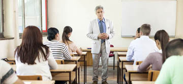 Un professor i els seus alumnes a classe