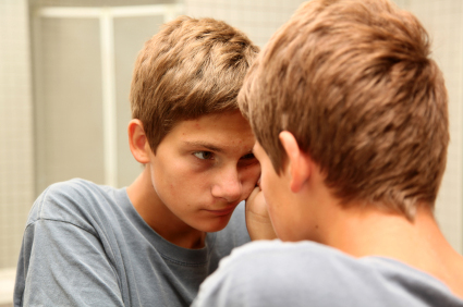 Un noi es mira al mirall