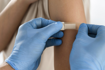 Posant una injecció al braç