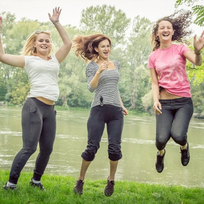 Tres dones salten a l'aire lliure