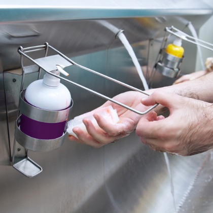 Un professional sanitari es renta les mans
