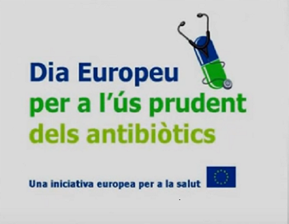 Una dona sosté un antibiòtic a la mà mentre llegeix el prospecte