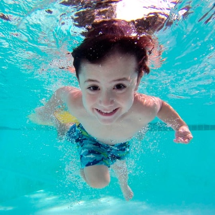 Un infant buceja en una piscina