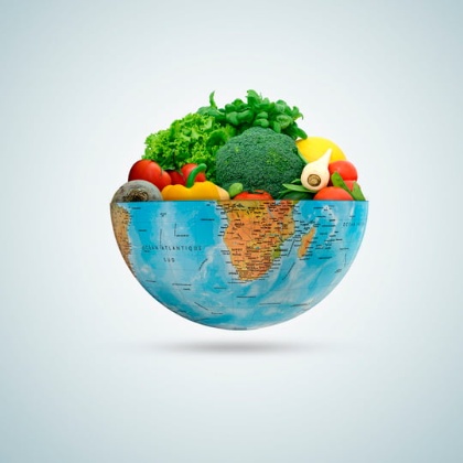 Una bola del món amb la meitat superior formada per una selecció d'hortalisses