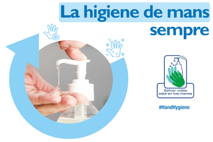 Un professional sanitari es renta les mans