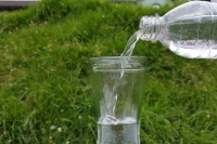 Un got s'omple d'aigua d'una ampolla a l'aire lliure