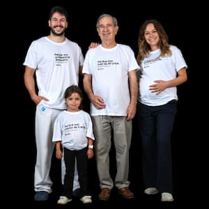 Les persones a qui es recomana vacunar porten una samarreta explciant el motiu