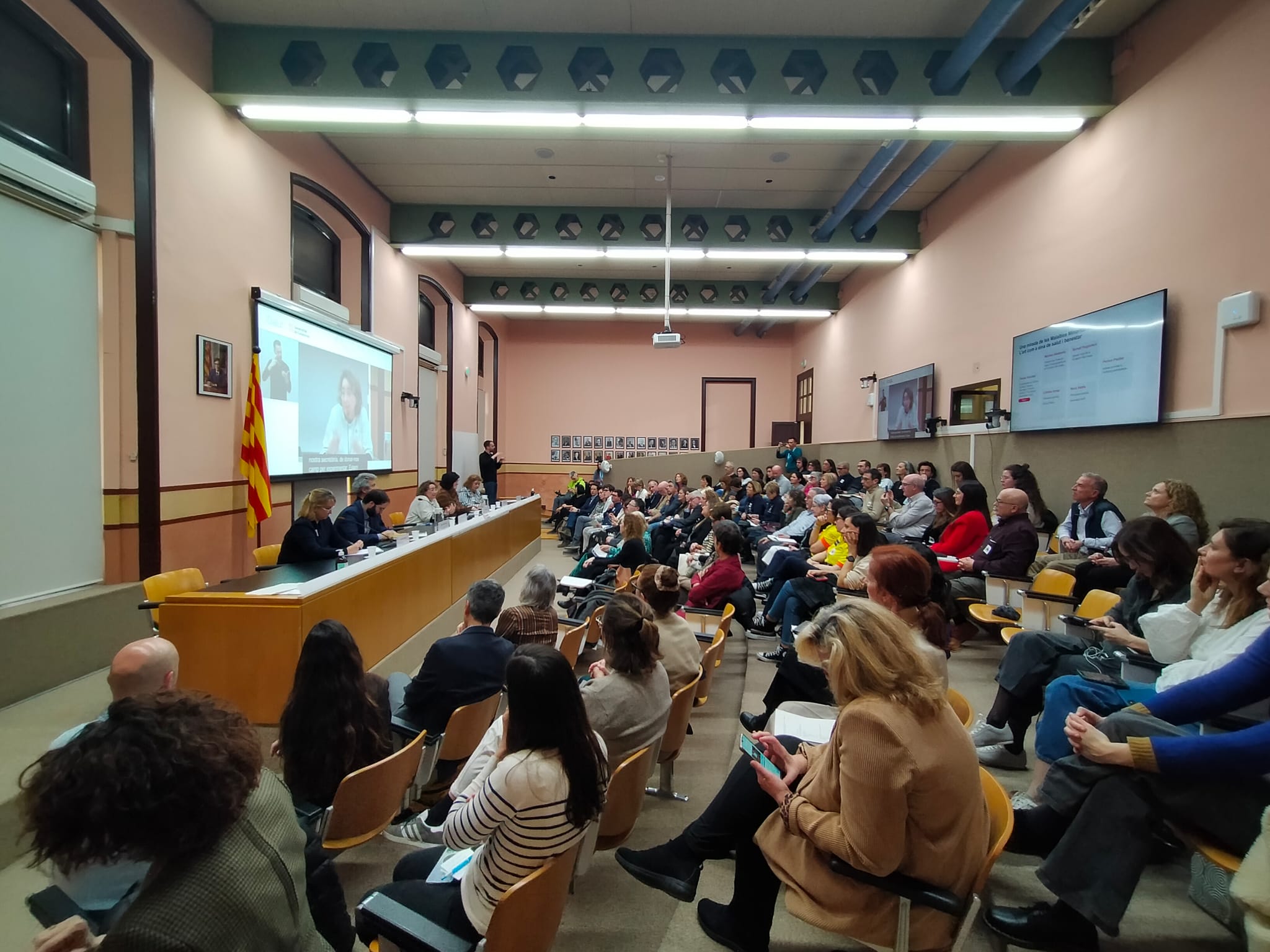 Sala d'actes plena durant la commemoració.