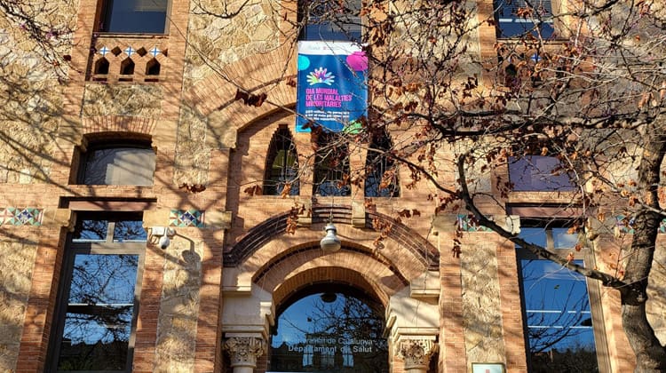 Una banderola de l'acte penjada a la façana de la seu del Departament de Salut