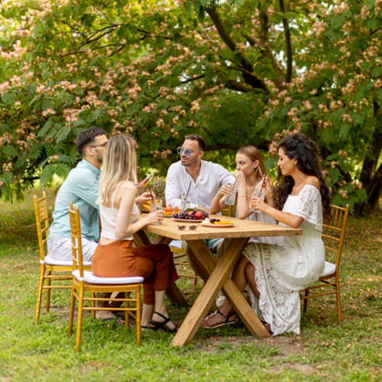 Un grup de gent menja a l'aire lliure
